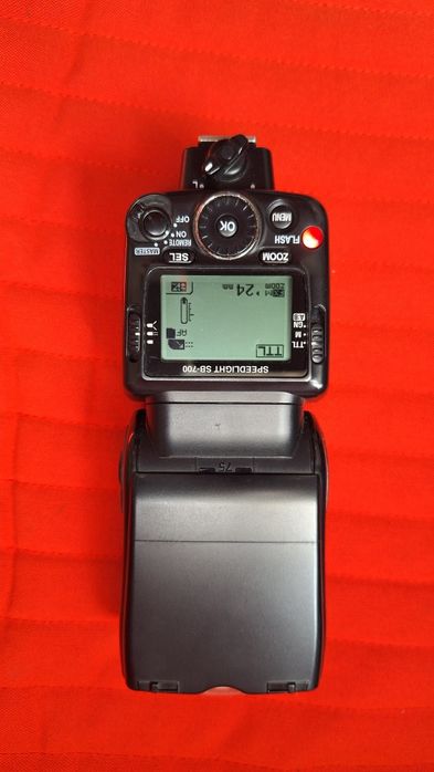 Blitz Nikon SB 700 cu defect