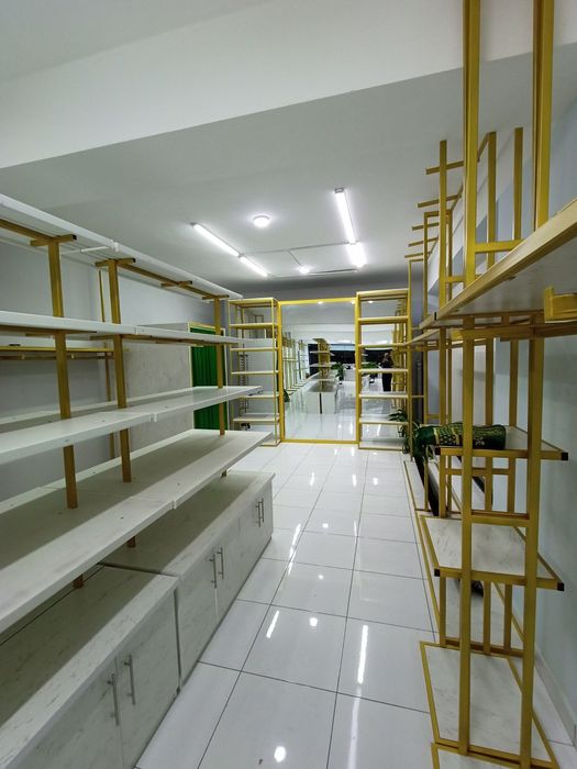 Kiyim dukoni uchun jixozlar prilavkalar sotiladi