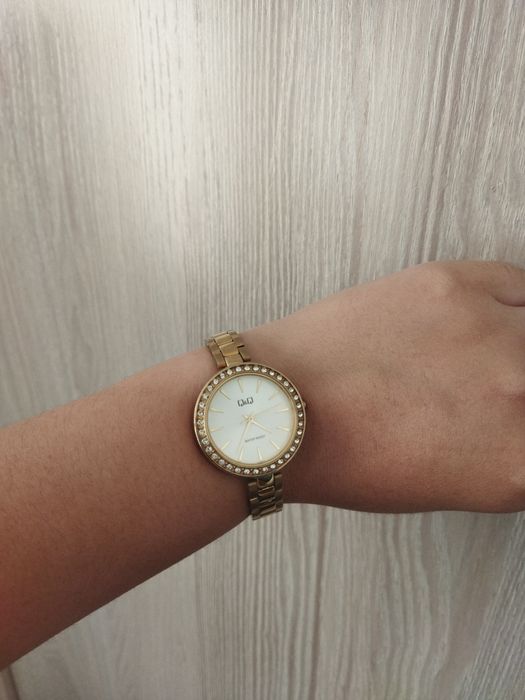 Продам часы. Женские, кварцевые.