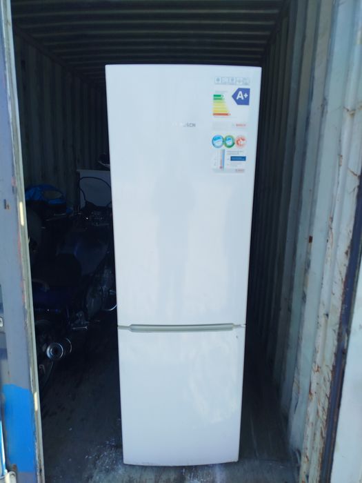 Практически новый холодильник