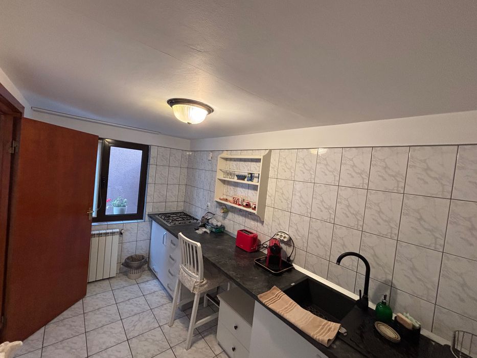 Inchiriere garsoniera zona Decebal la curte