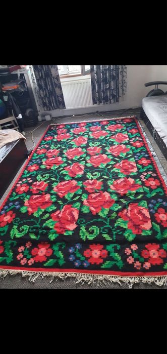 Covor traditional romanesc, cu trandafiri vechi tesut din lână de oaie