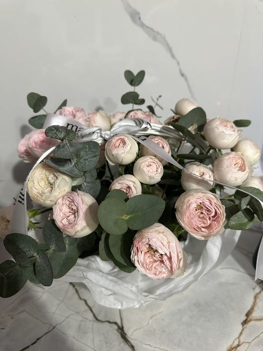 пионовидные розы в корзине