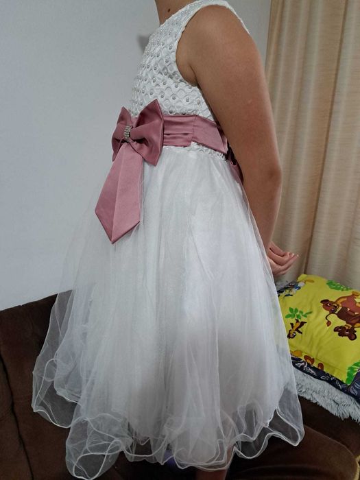 Vand rochie pt fetite de 10 - 11 ani