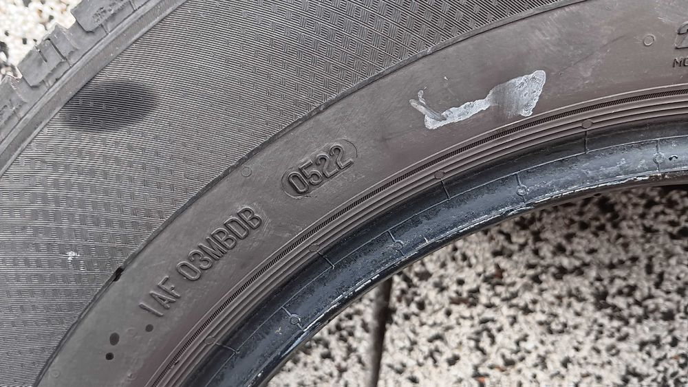 Летни гуми 215 65 16 2 бр. Continental и 2 бр. Semperit