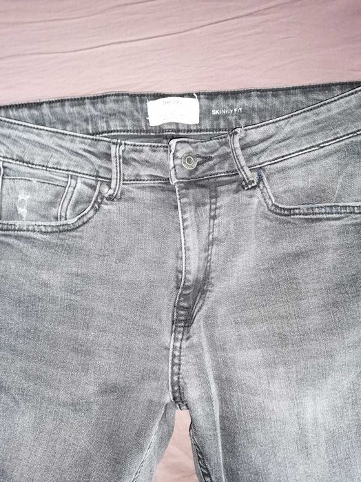 Blugi si camasi barbati