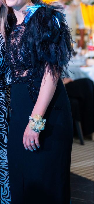 Rochie eleganta cu dantela cu aplicatii si maneci cu pene