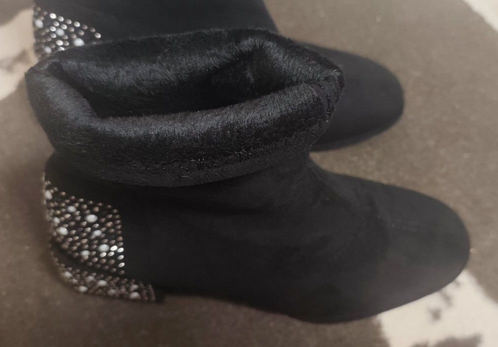 Дамски боти с камъчета на тока.