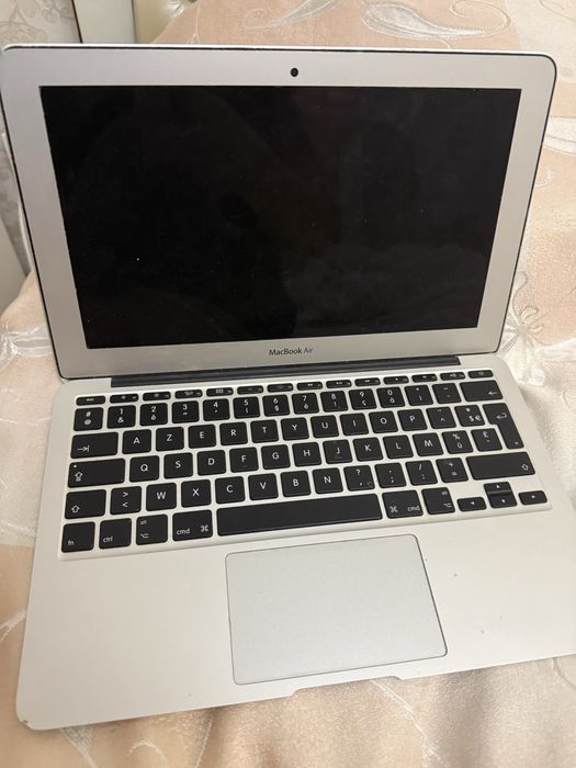 Macbook air 13 в хорошем состоянии