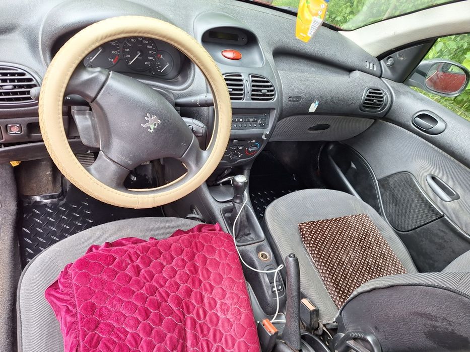 Vând Peugeot 206 Sedan mașină economică și fiabilă, bună pentru începători sau deplasări zilnice. Motor pe benzină, cutie manuală, interior îngrijit,