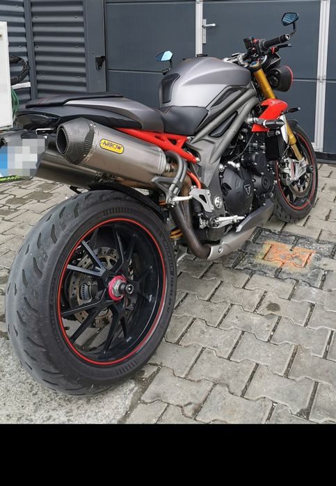 Triumph Speed Triple 1050 R 10/2016

25.000 km reali.

Motocicleta se prezintă foarte bine atât estetic, cât și mecanic. Țin
