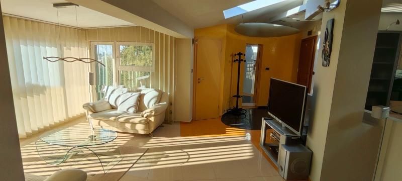 Дава се под наем Тристаен апартамент в София, Студентски град - 197 кв.м за 890 € - Снимка #1