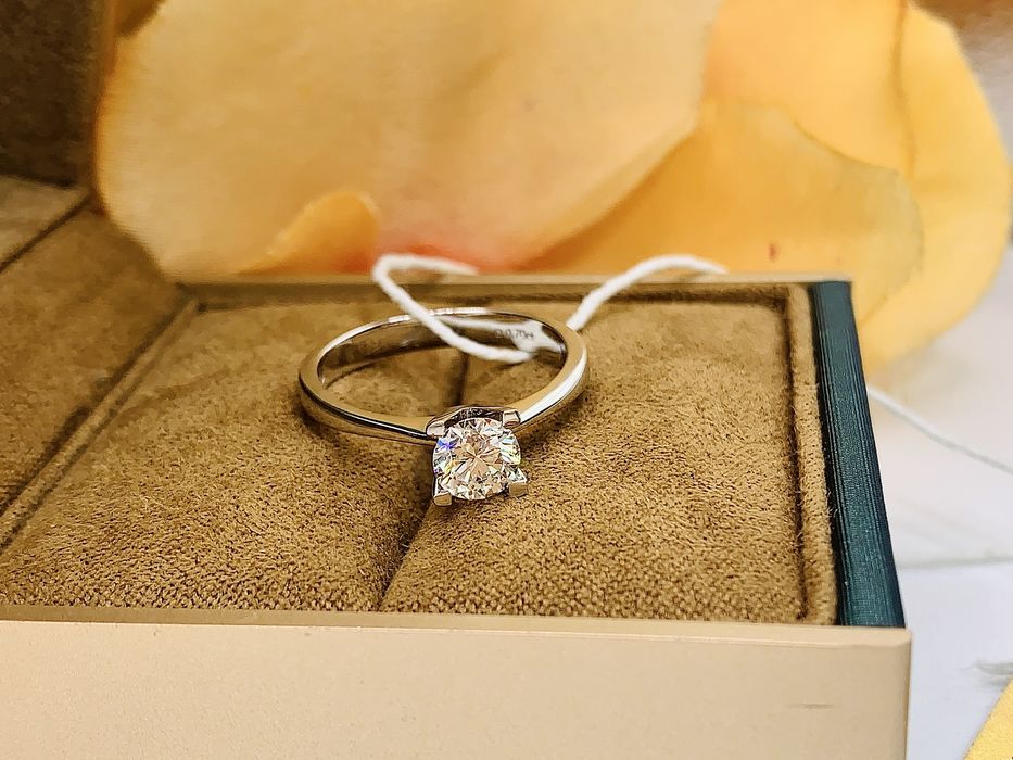 Роскошное золотое кольцо с крупным бриллиантом