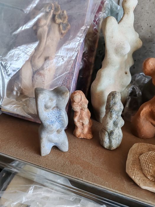 Скулптури и картини. Скулптури и вази от шамод, глина и мрамор