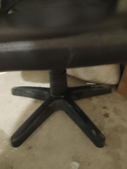 Стол на колелца за резервни части. Изкуствена кожа.