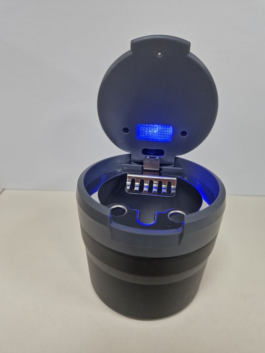 Продавам чисто нов пепелник за  кола