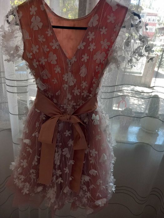 Детска рокля с бяла 3D дантела на цветя и тюл пудра