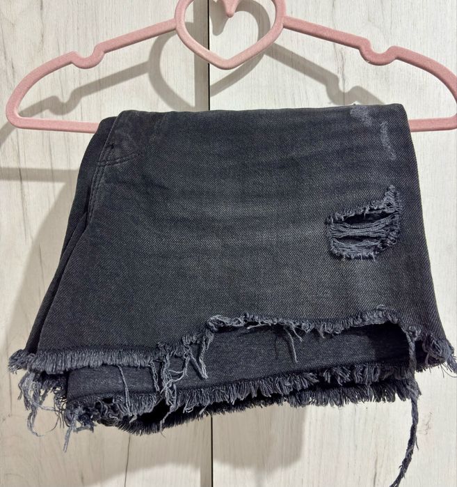 Blugi scurți, model uzură