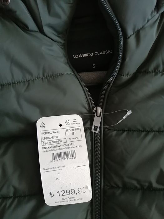 Geacă LC Waikiki W41066Z8 de iarnă matlasată, cu căptușeală și glugă, verde, nouă cu etichetă