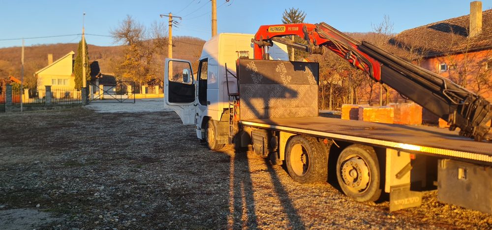 Camion cu macara , platforma