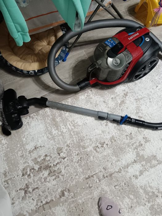 Продам на запчасти пылесос