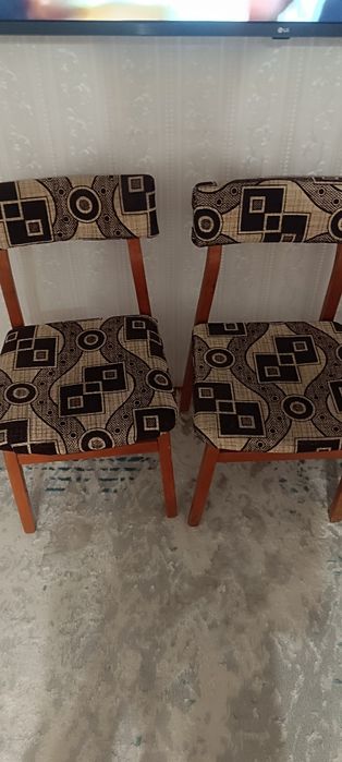 Стол и четыре стула