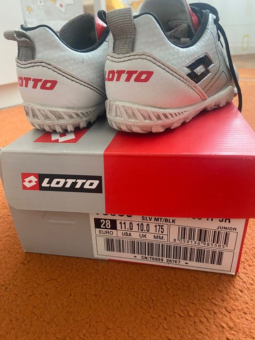 Продавам футболни обувки