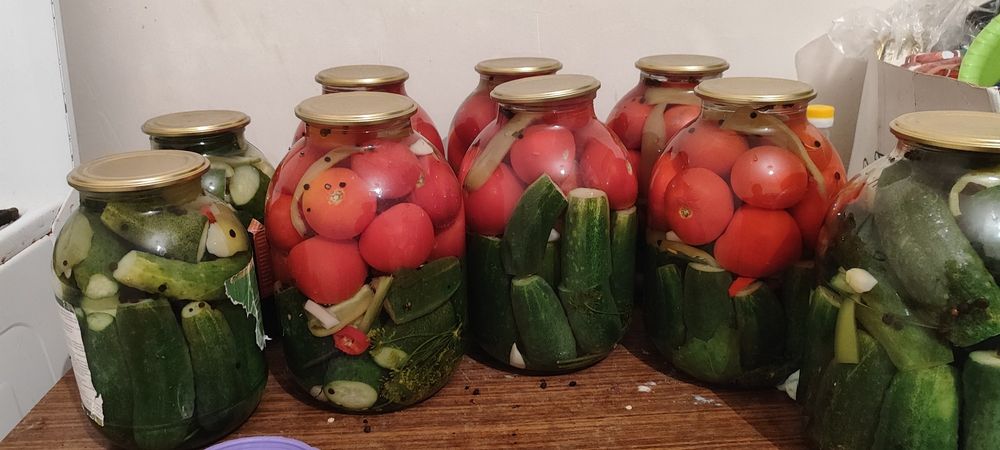 Соленья, огурцы, помидоры