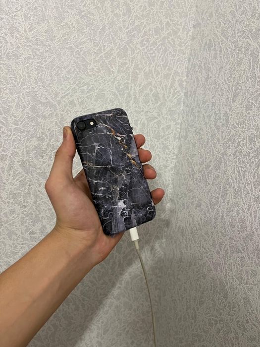 Продам IPhone 7.