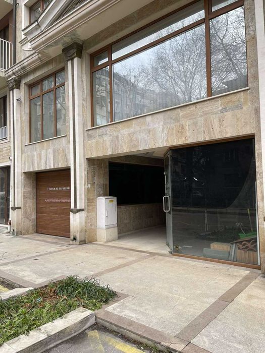 Дава се под наем Тристаен апартамент в Варна, Център - 120 кв.м за 1196.97 € - Снимка #1