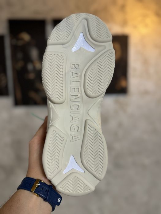 Adidasi Barbati Balenciaga Triple S Crem!