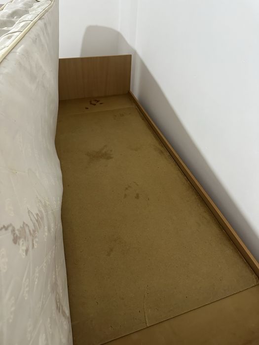 Кровать и матрасом