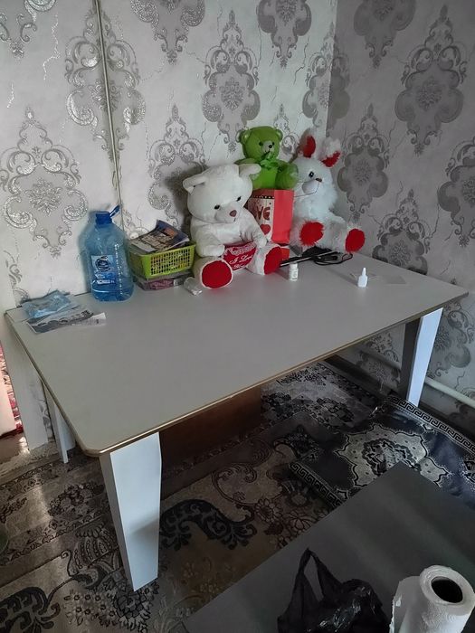 Стол сотилади янги  угалуг девн кресло олдида журналнигам мосланган