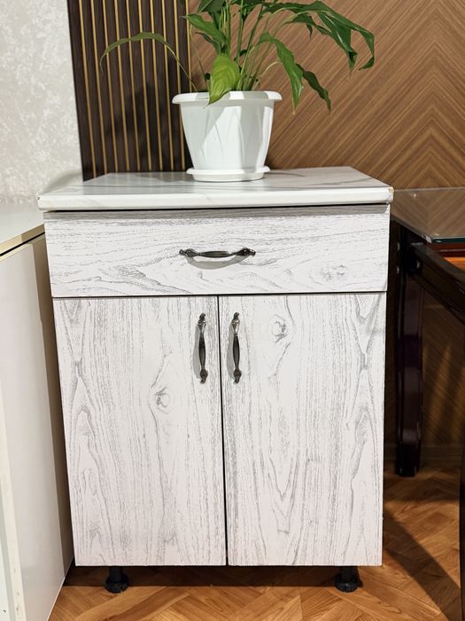 Светлый шкаф (комод) в хорошем состоянии