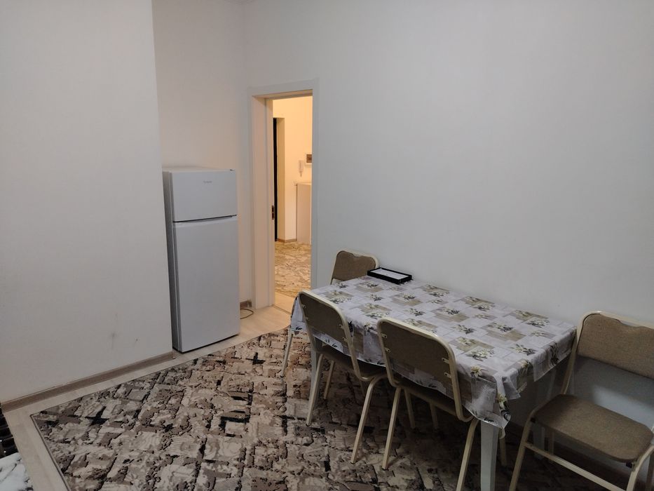 Srochno 2 xonali uy sotiladi, 2-etajda joylashgan.