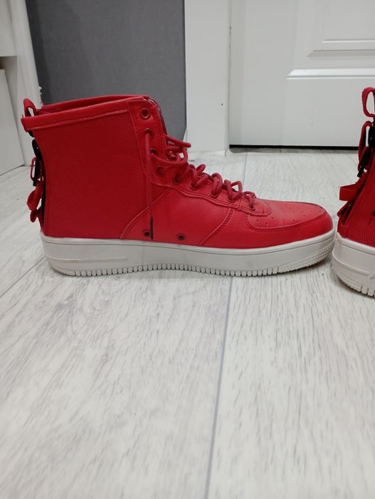 Продам красные кроссовки взрослые