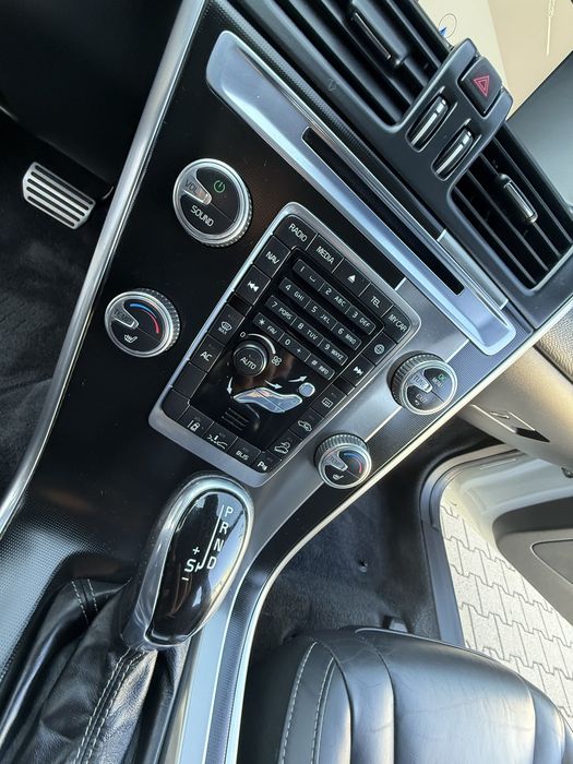 Volvo XC 60 R-design 4x4 automat 215cp Distronic Blis