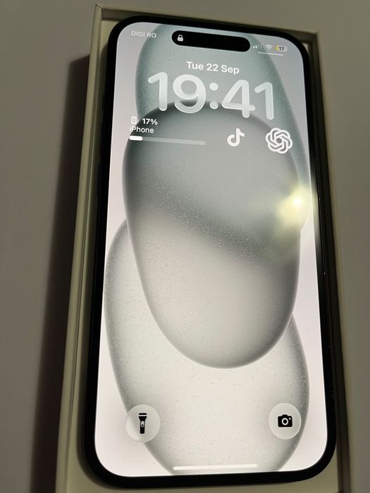 Vând iPhone 15 128 gb