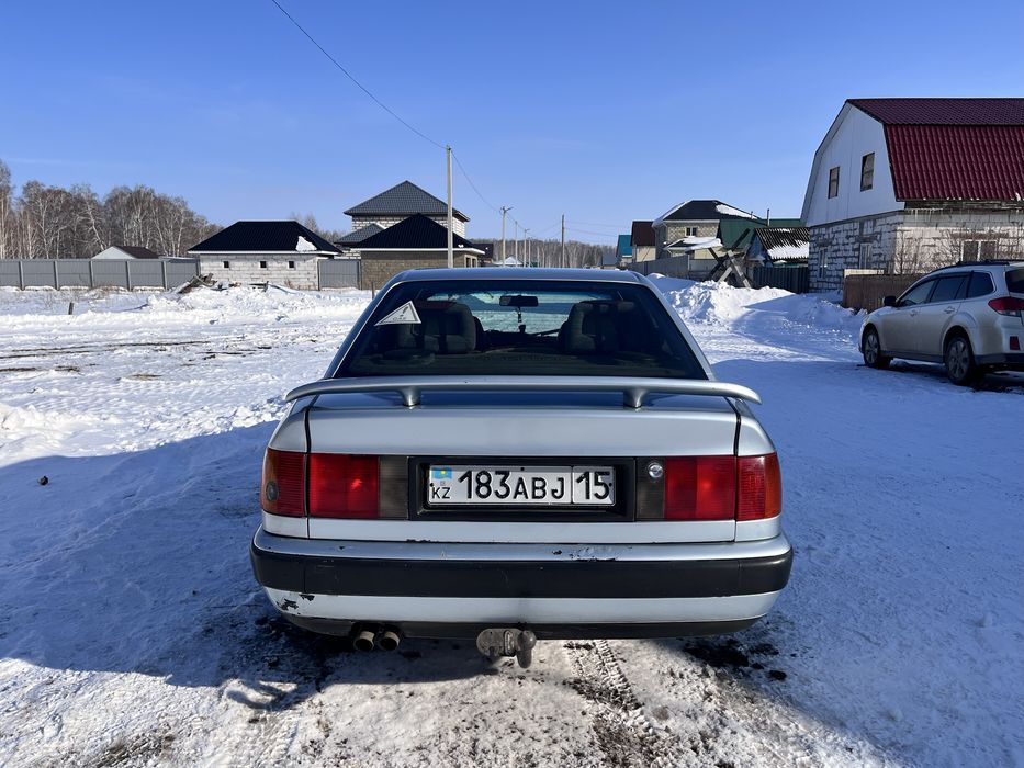 Машина Audi 100 c4