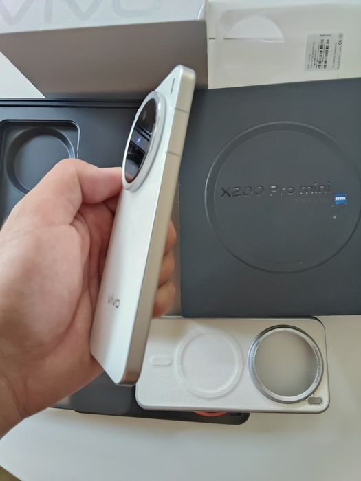 Продавам Vivo x200 pro mini 16gb/1tb