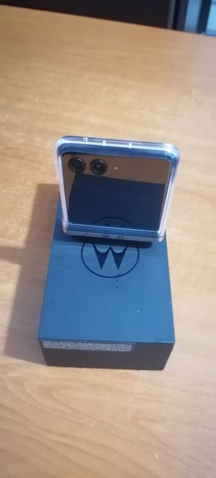 Razr 40 ultra ultra peach 256 și 8 gb nou cu garanție