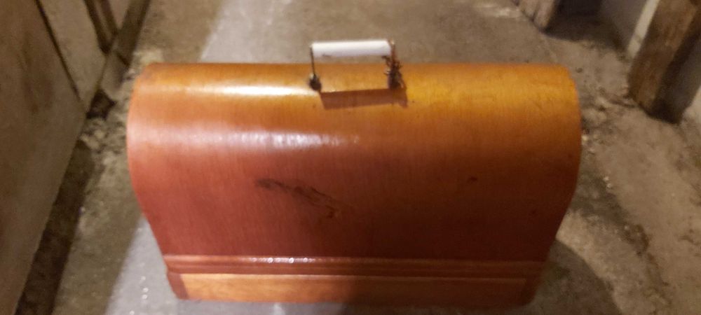 Продавам стара  руска шевна машина с кутия 1968година