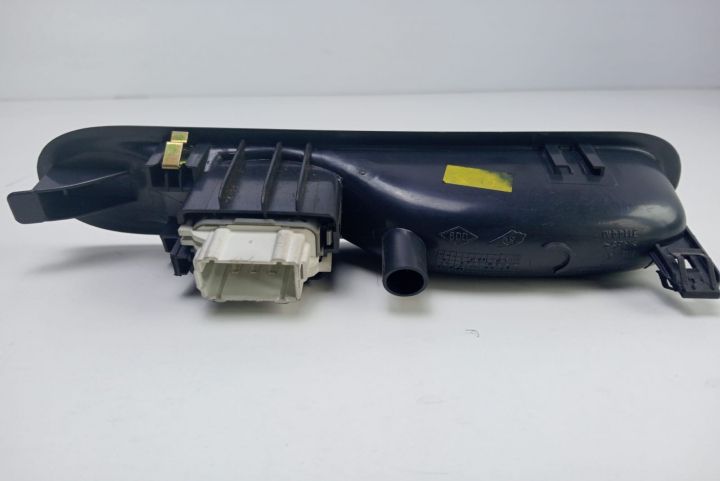 Buton comanda geam  dreapta   8200327947 Renault Laguna a 2-a generat