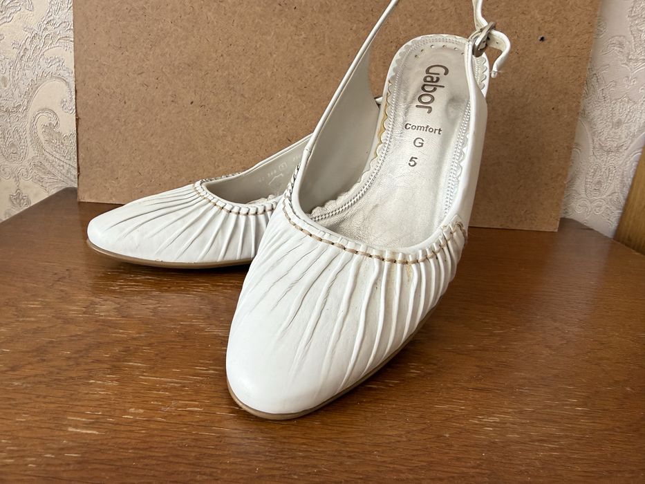 Женские белые туфли