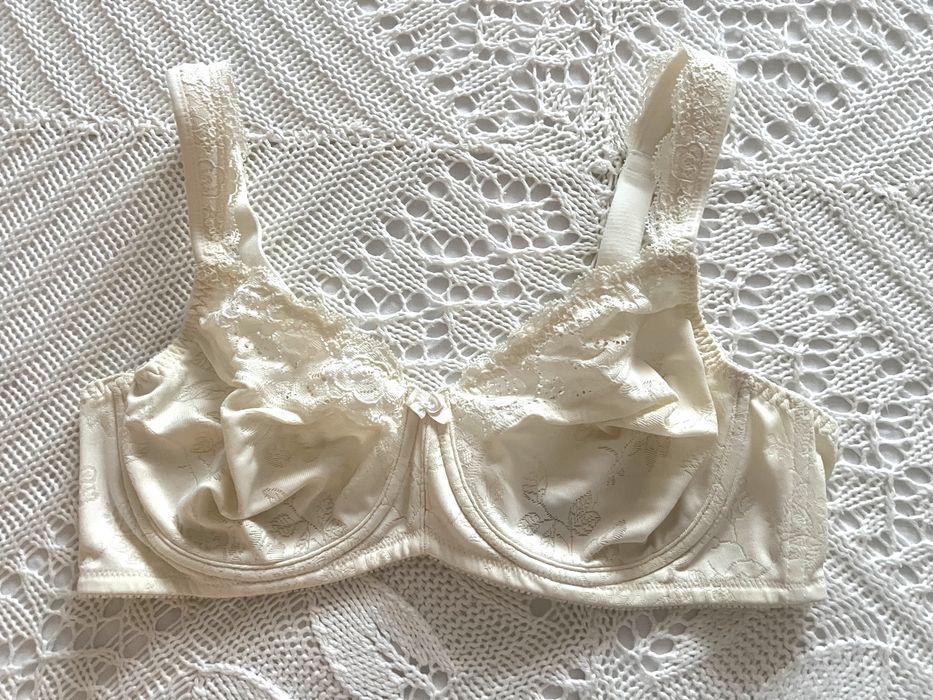 Сутиени, бански, безшевно бельо