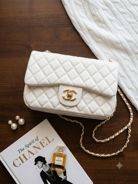 Белая сумочка Chanel через себя