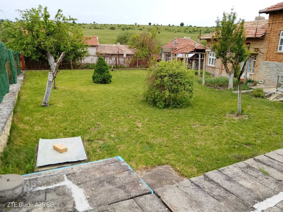 Тухлена къща със стопански постройки