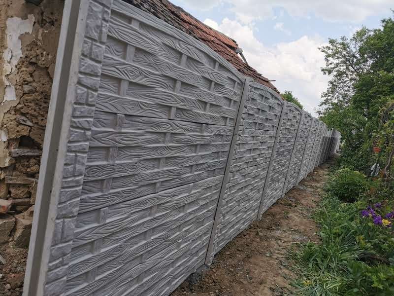 Montaj gard din plăci de beton ,plasa bordurata, sipca metalica