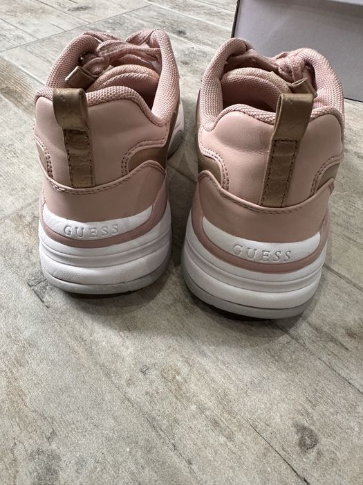 Дамски маратонки Guess 39