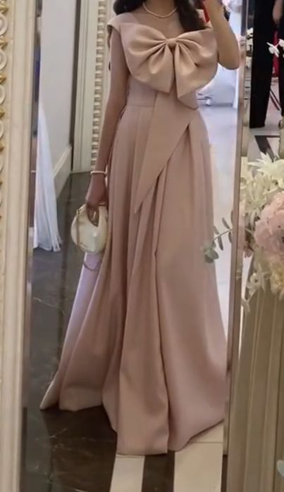 Вечерное платье с бантом